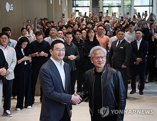 엔비디아 젠슨 황, LG와 로보틱스 승부수... 'AI 주가 10년 뒤' 투자 조언