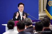 코스피 8,000 시대 연 이재명 대통령 "한국 증시 여전히 저평가...비정상의 정상화가 만든 신뢰의 결실"