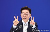 "팩트 조작은 헌정 질서 파괴이자 중범죄"... 이 대통령, '따옴표 보도' 관행 정조준