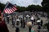 잠실 시위 닷새, 60대 '성조기 물결'…'부정선거' 혼탁
