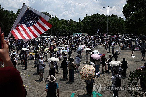 잠실 시위 닷새, 60대 '성조기 물결'…'부정선거' 혼탁