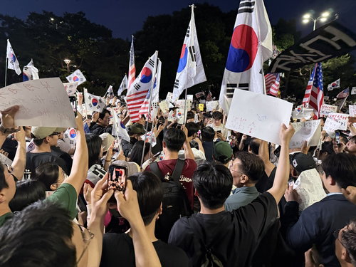 'MAGA' 깃발 꽂힌 잠실 시위, 닷새 만에 '이념 전쟁' 비화