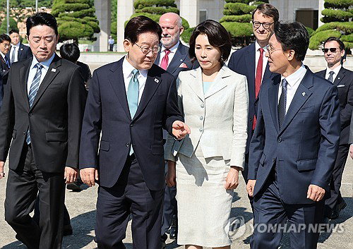 '이재명 경고' 한마디에 민주당 전대 '폭풍전야'…정청래-김민석 '명심' 대전