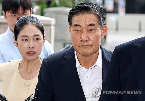 '계엄 메시지' 신원식 묵묵부답…진실 초읽기