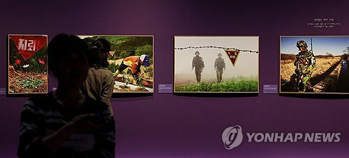 판문점 우산 아래…DMZ, 냉전 넘어 '미래의 길' 제시