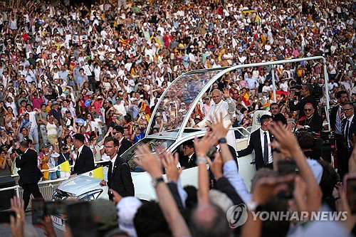 미국인 교황, 트럼프에 '일침'…바르셀로나 4만 청년 '열광'