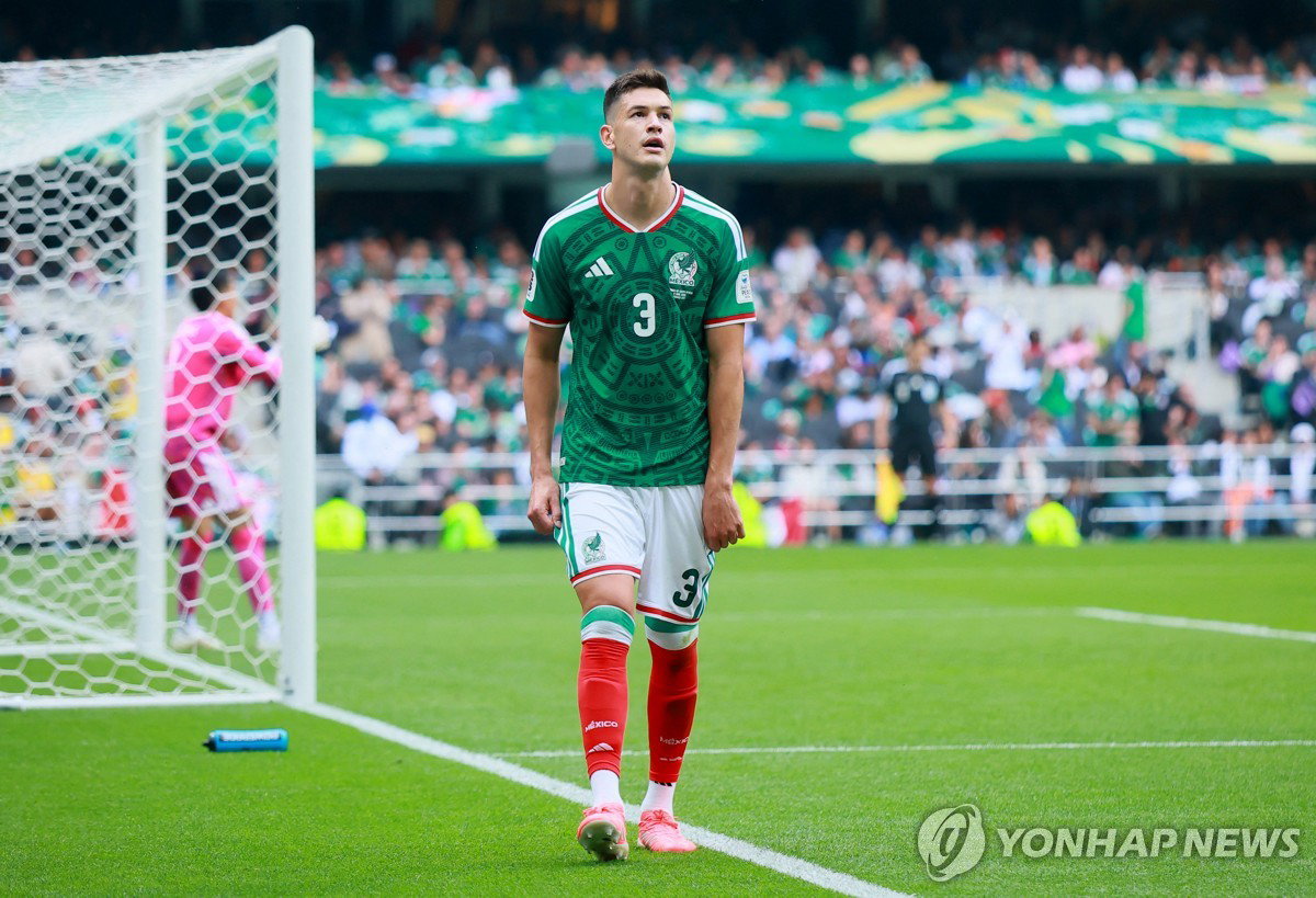 멕시코 개막전 승리의 그림자…핵심 수비수 몬테스 퇴장으로 한국전 결장