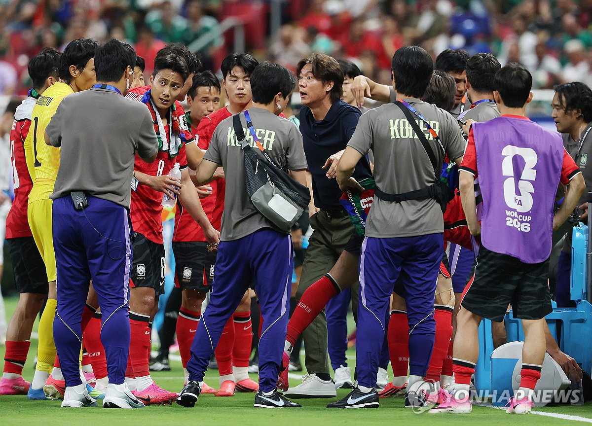 홍명보호, 체코 2-1 역전승으로 월드컵 A조 개막전 완승