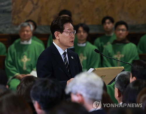 이재명, '단절의 시대' 로마서 '평화 선순환' 외교 승부수