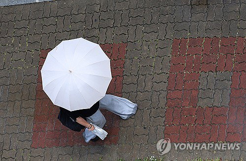 서울 32도 '찜통' 무더위…곳곳 '변덕 소나기' 우산 필수