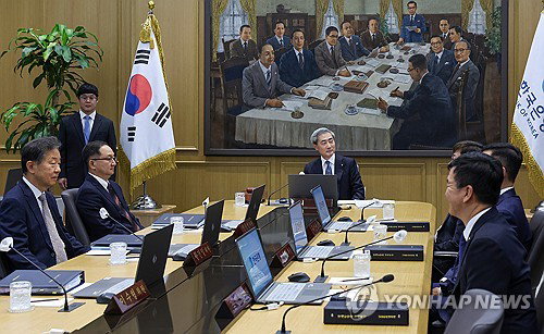 금통위 동결 뒤 '폭풍전야'…'지표 착시' 물가 경고음