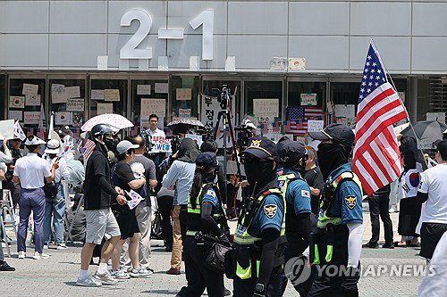 '취재 기자 폭행' 잠실 시위자 특정…경찰 수사 착수