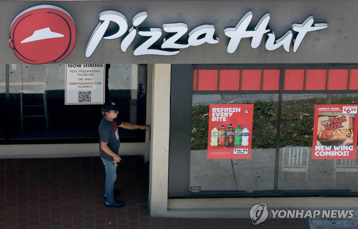 66년 역사 피자헛, 4조원에 팔린다…도미노·배달앱·비만치료제에 무너진 '피자 제국'