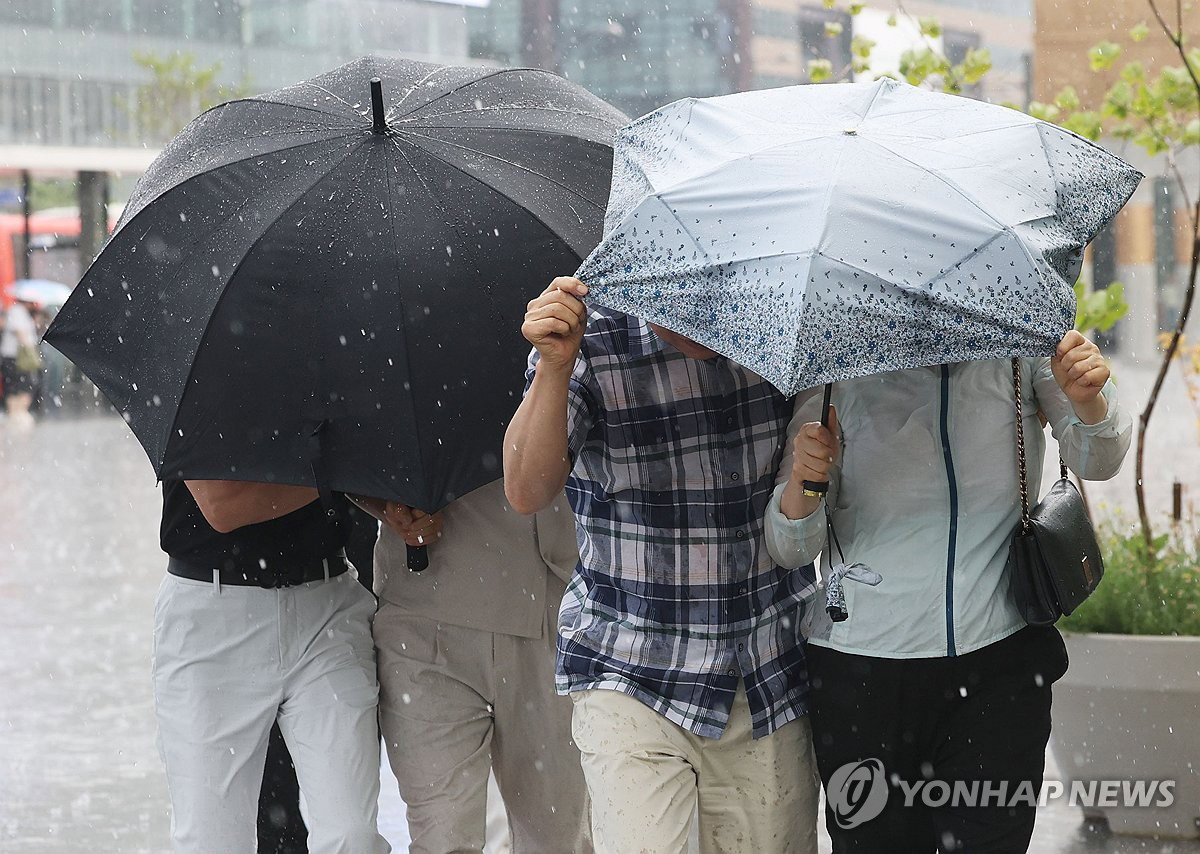 전국 흐리고 돌풍 동반 소나기…내륙선 최고 33도 무더위 기승