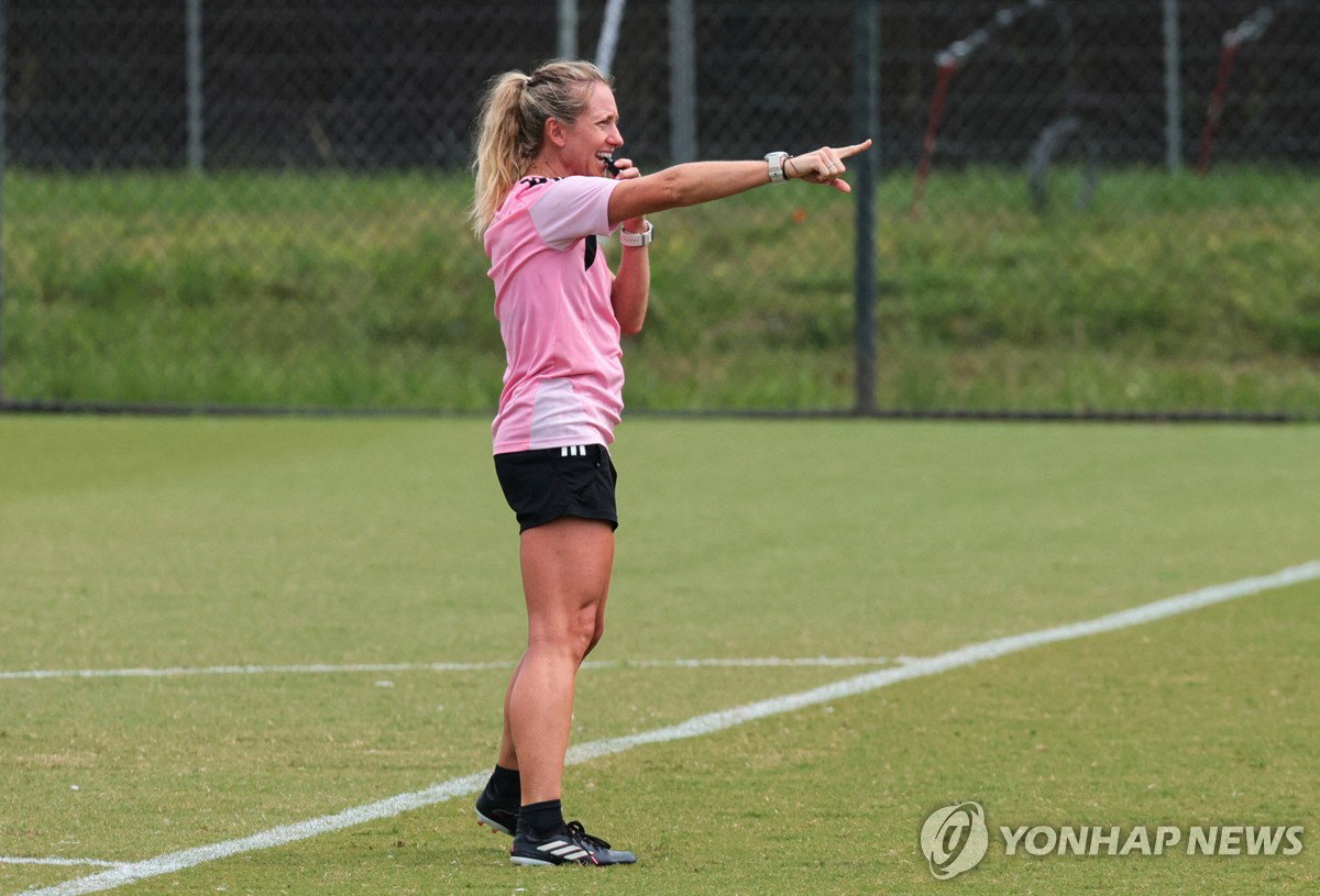 유리천장 깬 심판 펜소, 남자 월드컵 두 번째 여성 심판으로 역사 쓴다