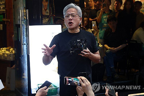 젠슨 황, '노래방 대신 K-치킨'…2억 매출 BBQ 찾아 한국 사랑 재확인