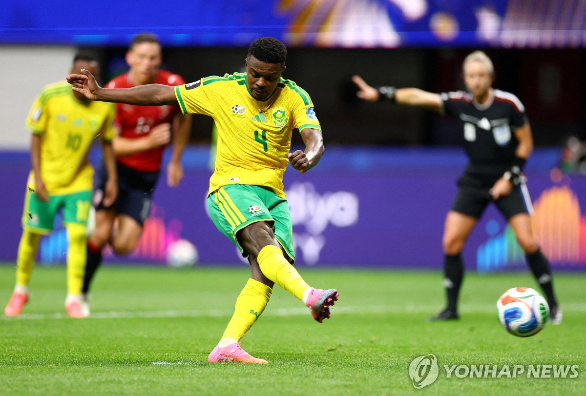 막판 PK 동점골로 1-1 무승부…한국 3차전 상대 남아공, '경고 누적 악재' 안고 승점 1 건져