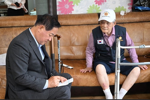 평창군, '찾아가는 감사함'으로 호국 영웅 9가정 마음 울렸다