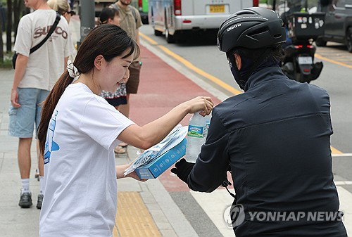 서울 폭염주의보 해제에도 '비상'... 53명 쓰러지고 1명 숨졌다