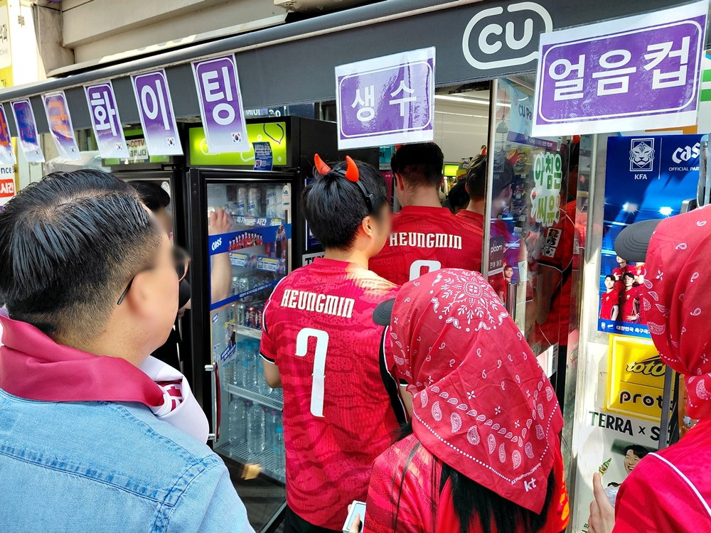광화문을 뒤덮은 붉은 열기…편의점 맥주 매출 최대 173배 '폭발'