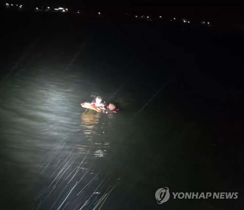 가슴까지 물 차올랐다...홍성 갯벌 50대, 25분 만에 '노란 불빛'이 살렸다