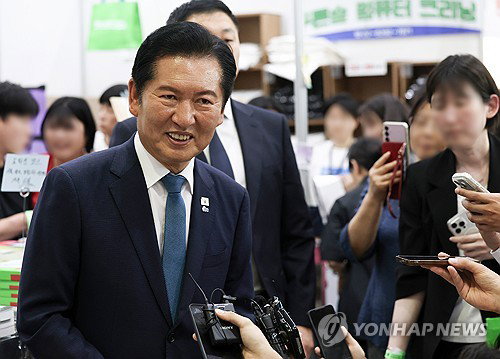 정청래 36번 '이재명' 외치며 연임 도전…민주당 '선장 둘' 내전 격화
