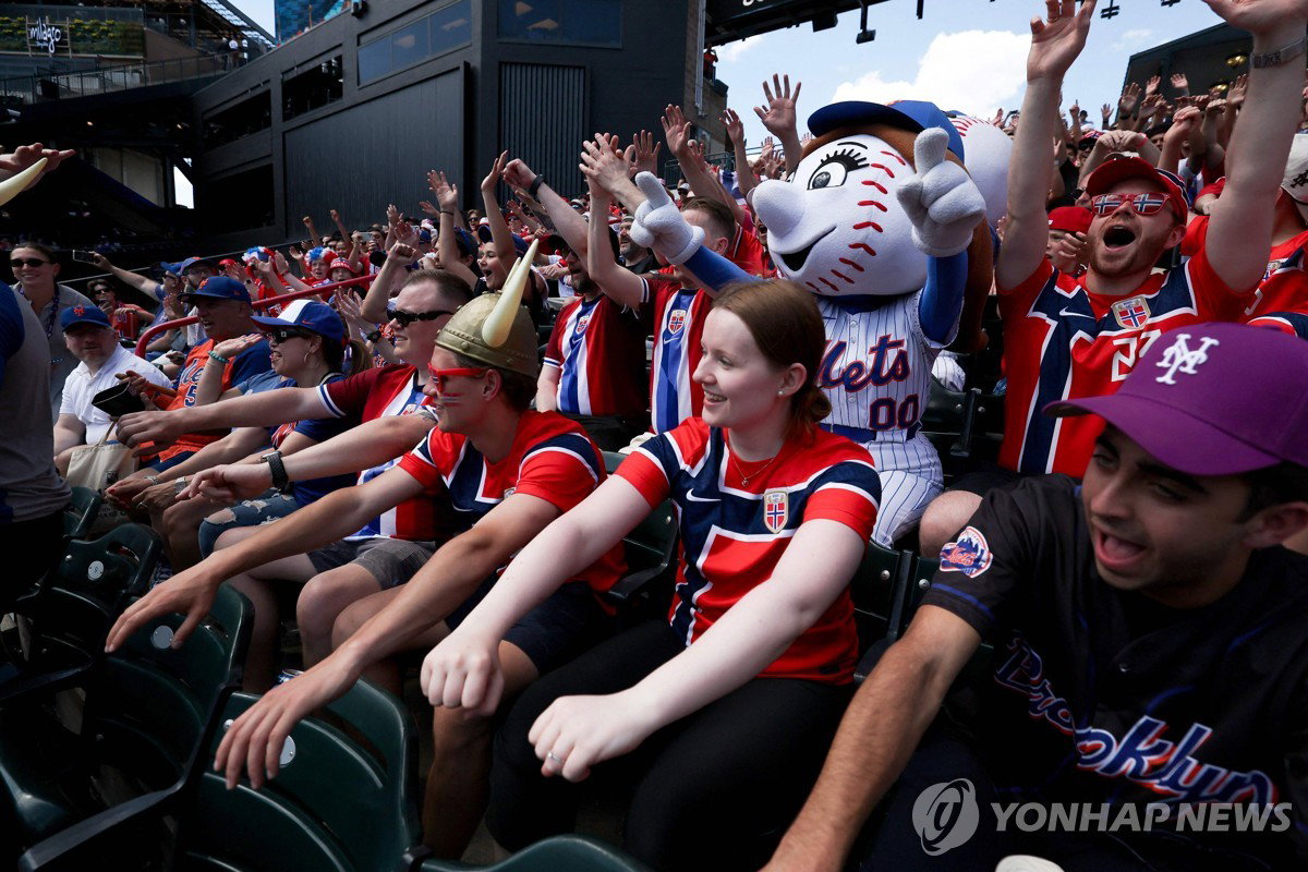 바이킹의 뉴욕 상륙…노르웨이 팬들, MLB 야구장서도 '노 젓기' 응원 열풍