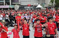 "새벽 3시에 일어나 달려왔다"…광화문, 32강 염원 가득한 붉은 물결