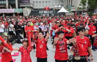 "새벽 3시에 일어나 달려왔다"…광화문, 32강 염원 가득한 붉은 물결