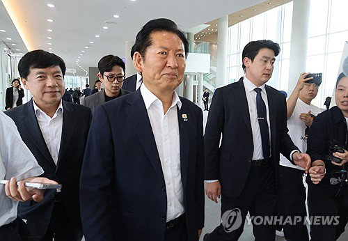 정청래 '보완수사권 제헌절 前 끝내라'…총리 환영 속 '시간 끌기' 경계