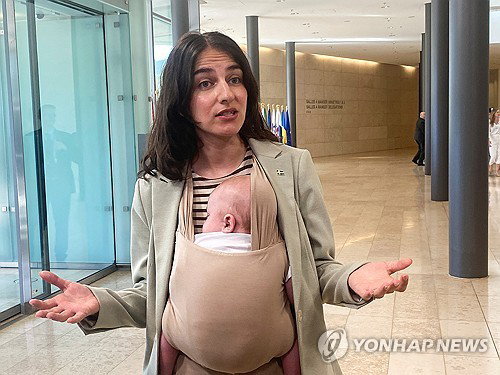 EU 회의장에 '아기 손님'… 30세 장관, 일·육아 병행 상징
