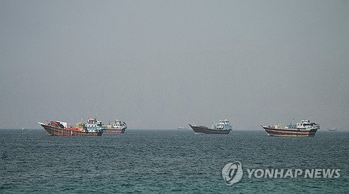 호르무즈 화물선 피격 의심… IMO 철수 중단 '안보 비상'