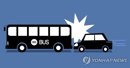 중앙선 넘은 카니발, 버스 덮쳐 15명 부상 '충격'