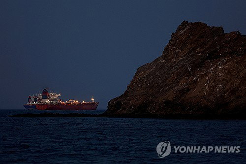 이틀 만에 또? 호르무즈 유조선 피격, 미-이란 격랑 속 중동