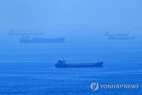 호르무즈 해협서 또 상선 피격…'불상 발사체' 충격