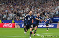 메시, 7경기 연속골 '신화' 쓰다…아르헨 3연승·알제리 막차 32강
