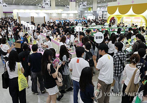 15만명 홀린 '텍스트힙'…서울국제도서전, 굿즈 열풍 속 책의 미래는?
