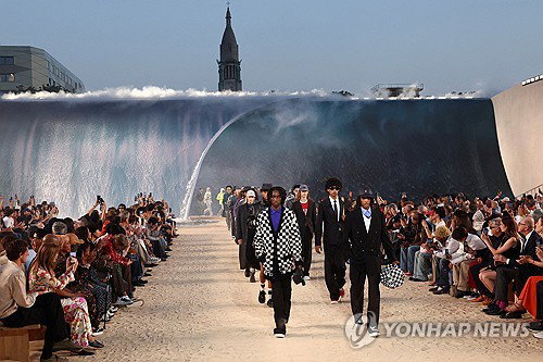 8m 인공폭포 '물벼락 쇼' 루이뷔통, 폭염 속 '뭇매'…왜?