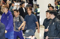 야유와 고성 속 굳은 표정으로…홍명보 전 감독, 말없이 귀국