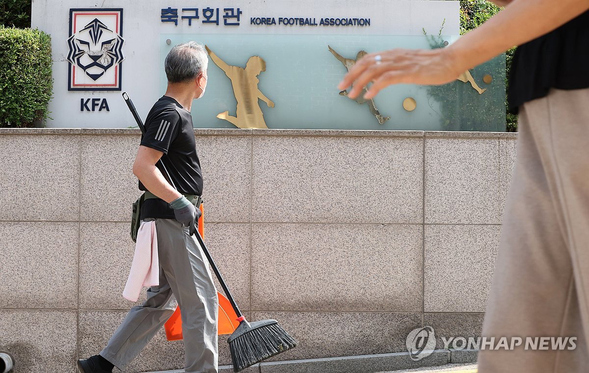 유튜브엔 쓴소리, 훈련장엔 없다…한국 스타 축구인들은 어디 갔나