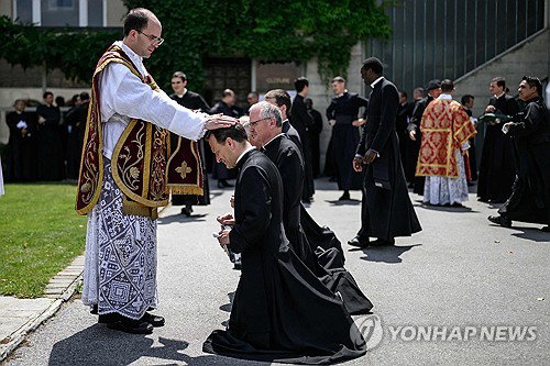 '제발 돌아와 달라' 교황 호소…극보수파, 주교 서품 강행으로 '결별 위기'