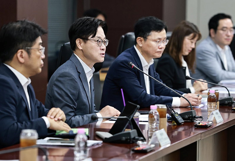 김정관 산업통상부 장관이 1일 서울 종로구 한국무역보험공사 대회의실에서 열린 에서 발언하고 있다.