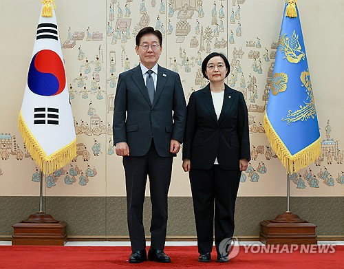 한성숙 총리, 첫날 '전임 과오' 직접 해결
