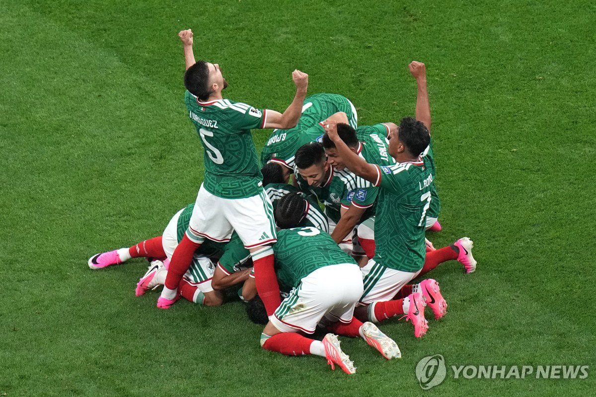 멕시코, 40년 묵은 한 풀었다…에콰도르 2-0 완파하고 8년 만의 16강 입성