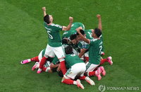 멕시코, 40년 묵은 한 풀었다…에콰도르 2-0 완파하고 8년 만의 16강 입성