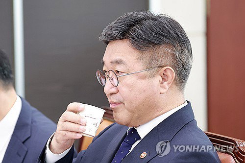 '젊은 청년' 참정권 침해 사과…윤호중, 李대통령 '뒷북 보고' 역풍