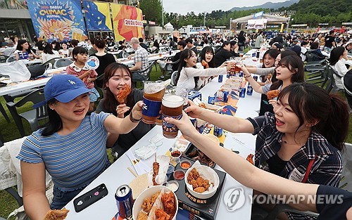 선선한 개막 '치맥 26', 대구 세계로 '이륙' 날개 달았다