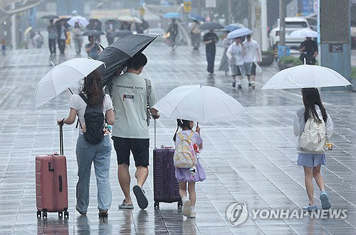 '31도 찜통' 폭우·우박·침수…내일 더 더워진다