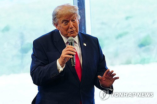 트럼프, AI '양날의 칼' 뽑았다: 오픈AI 지분 5% 노리며 '최소 규제' 외쳐