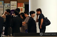홍명보 전 감독, VIP 통로로 'LA 잠입'…조사 앞두고 출국 논란